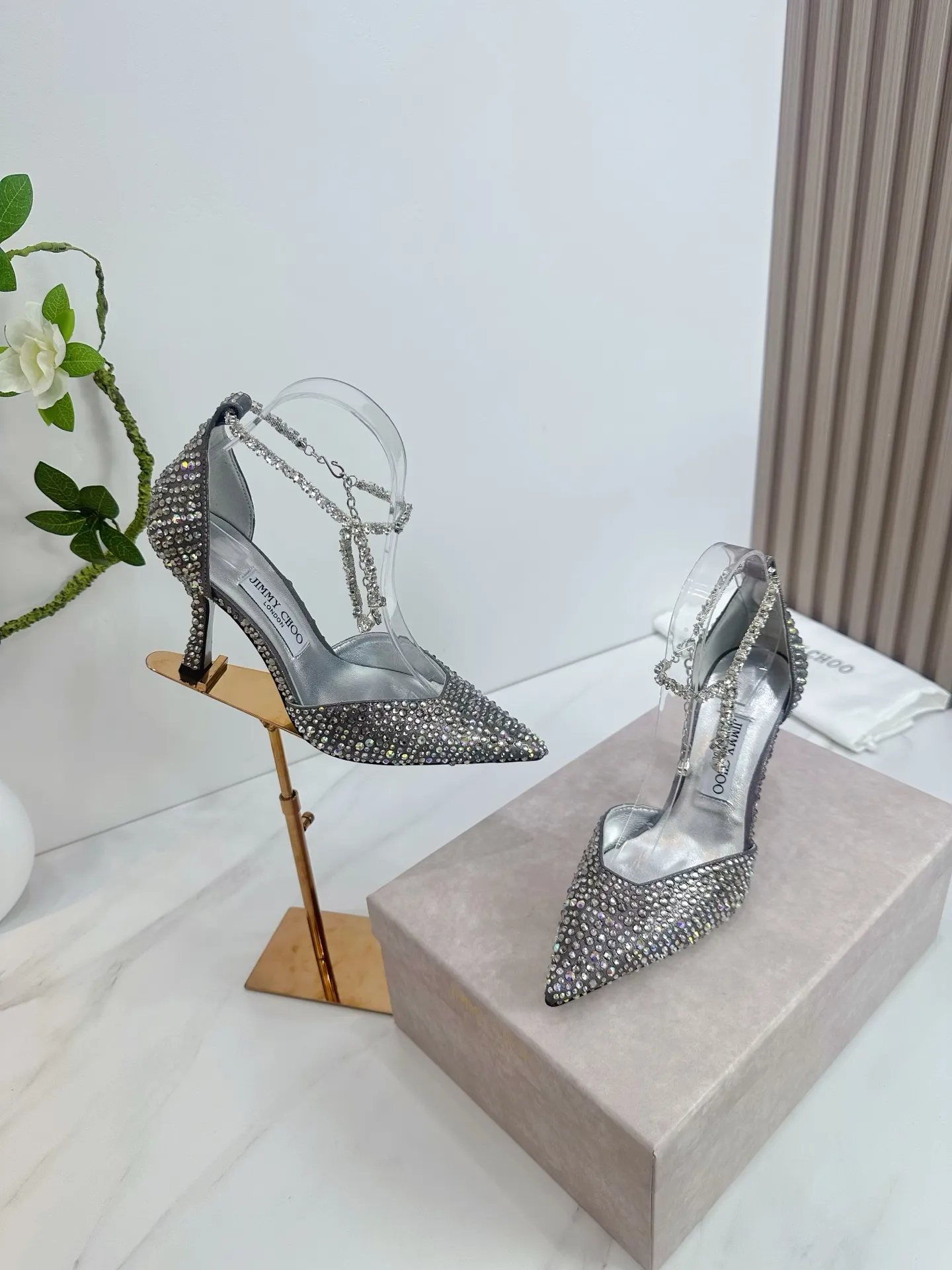 👟👟Ex-factory price 820👟👟 JIMMY CHOO (Jimmy CHOO) 💝💝💝 is a very comprehensive noble fashion lifestyle brand, with a series of women's high-heeled, medium-heeled, flat-heeled sandals with the same strap from major fashion bloggers and celebrities in Hong Kong and the United States.  The Australian pointed toe, round toe and square toe series are simply beautiful. Fall in love with elegance and playful sense of the future. Just by looking at them, you want to own them immediately, but you can really think about a pair of exquisite high heels~~~~~~~~~~~~~~~~~ 💝This series is specially designed for extraordinary and indifferent ladies, thus creating a unique overall effect, Jimmy Choo Design products that inspire women to move forward and show their charm💝💝💝 1⃣️Material: Imported silk hot diamond 2⃣️Inner: Imported Italian lambskin, super soft and delicate 3⃣️Outsole: Imported Italian original original color genuine leather injection molded outsole Heel height 8.5 4⃣️Code number: 35 to 39 (34.40.41.42. Customized)